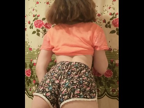 ❤️ Giovane pupa sexy fa uno striptease riprendendo i suoi pantaloncini alla telecamera Fottutaal it.assistirhentai.ru ❌❤