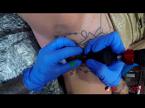❤️ Estremamente tatuato hottie Sully Savage ottenuto un tatuaggio sul suo clitoride Fottutaal it.assistirhentai.ru ❌❤
