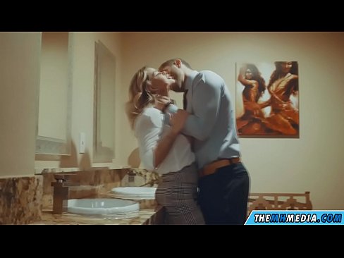 ❤️ Quando una bionda formosa ti seduce in un bagno pubblico Fottutaal it.assistirhentai.ru ❌❤